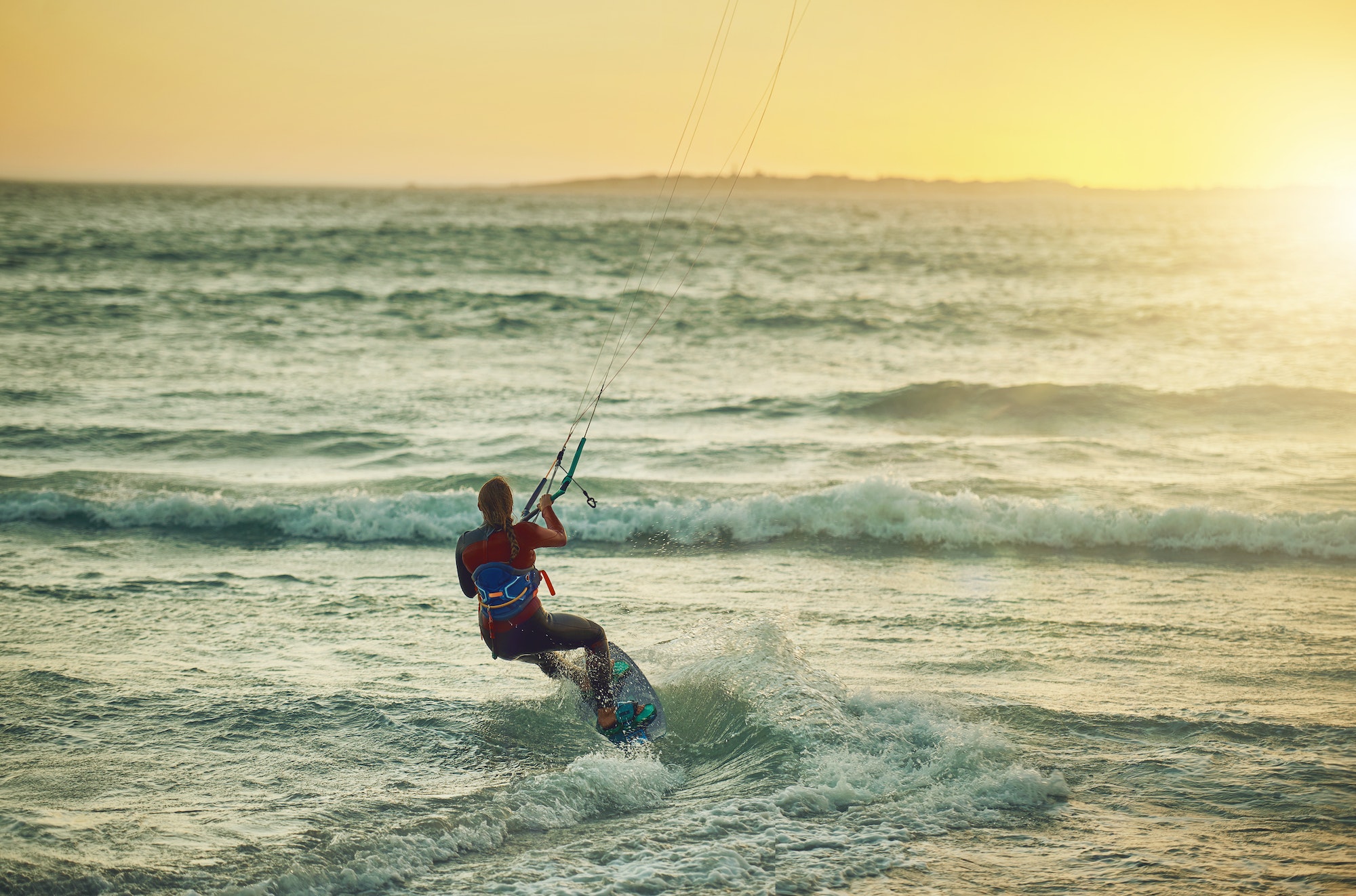 De Connectie Tussen Schoenen en Kitesurfen: Waarom Goede Voetondersteuning Belangrijk is op het Water